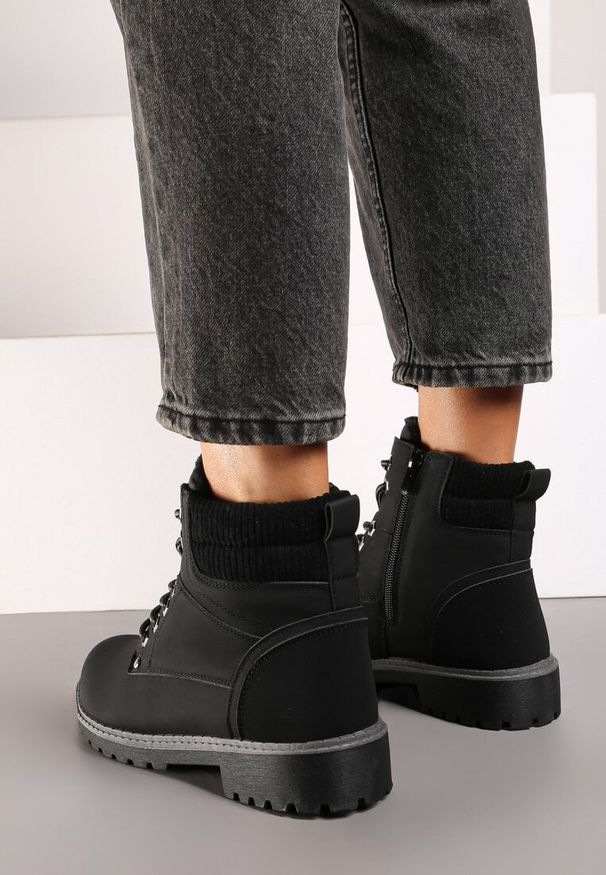 Renee - Czarne Sznurowane Casualowe Traperki na Płaskiej Podeszwie Relobia. Okazja: na co dzień. Kolor: czarny. Materiał: dzianina, jeans. Obcas: na płaskiej podeszwie. Styl: casual. Wysokość obcasa: niski