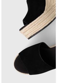 Calvin Klein Jeans sandały WEDGE SANDAL WIDE SU CON damskie kolor czarny na koturnie YW0YW00963. Zapięcie: rzepy. Kolor: czarny. Materiał: poliester, materiał, guma. Wzór: gładki. Obcas: na koturnie #3