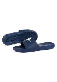 Klapki męskie Nike Victori One Slide. Zapięcie: bez zapięcia. Kolor: niebieski. Materiał: syntetyk, tkanina, materiał. Szerokość cholewki: normalna. Sport: turystyka piesza, pływanie, fitness