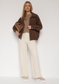 Born2be - Jasnobeżowe Jeansy o Szerokim Fasonie z Wysokim Stanem i Surowymi Krawędziami Cattia. Okazja: na co dzień. Stan: podwyższony. Kolor: beżowy. Styl: casual #3