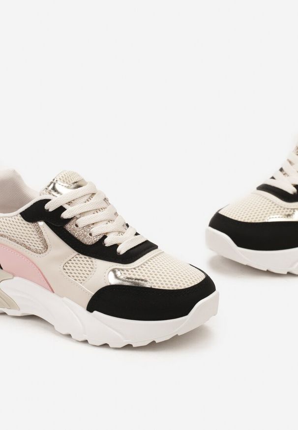 Born2be - Beżowo-Czarne Sneakersy z Modnymi Naszywkami z Brokatowym i Metalicznym Akcentem Gleriona. Kolor: beżowy. Wzór: aplikacja