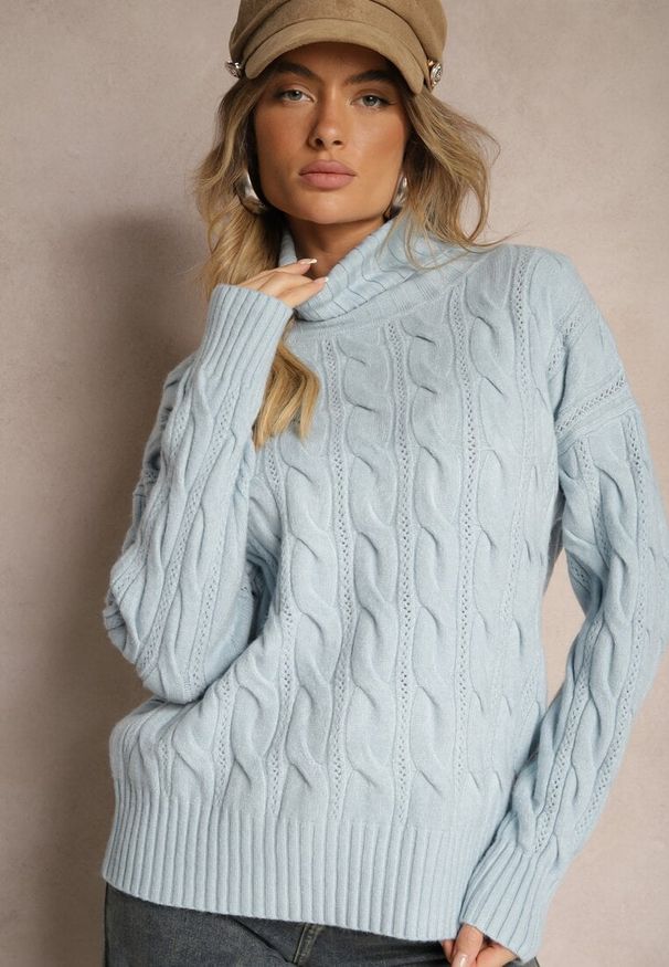 Renee - Jasnoniebieski Golf z Imitacją Splotu ze Ściągaczami Giovarella. Okazja: na spotkanie biznesowe. Typ kołnierza: golf. Kolor: niebieski. Materiał: jeans. Długość rękawa: długi rękaw. Długość: długie. Wzór: ze splotem. Styl: elegancki, biznesowy