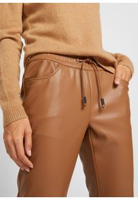 bonprix - Spodnie z gumką w talii, z imitacji skóry. Kolor: brązowy. Materiał: skóra #2