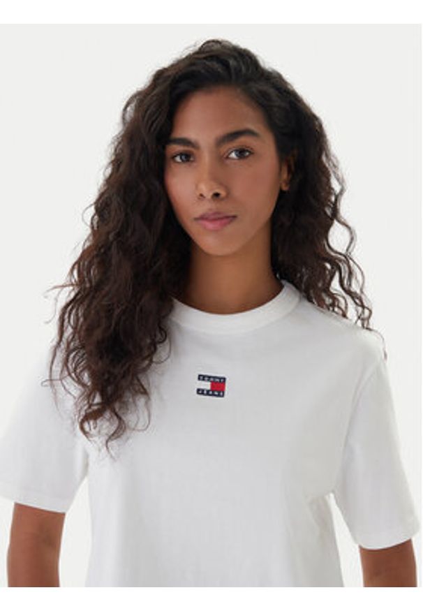 Tommy Jeans T-Shirt Badge DW0DW22202 Écru Boxy Fit. Kolor: kremowy. Materiał: bawełna