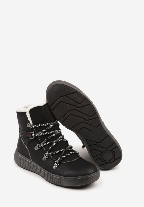 Born2be - Czarne Botki Traperki z Ozdobnym Sznurowaniem i Tłoczoną Podeszwą Fasitta. Okazja: na co dzień, na spacer. Kolor: czarny. Materiał: jeans, futro. Styl: casual, elegancki
