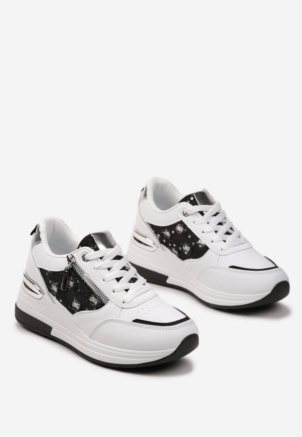 Born2be - Biało-Czarne Sneakersy na Koturnie z Metaliczną Wstawką i Suwakiem Dalinxa. Okazja: na co dzień. Nosek buta: okrągły. Kolor: biały. Materiał: jeans. Wzór: aplikacja. Obcas: na koturnie