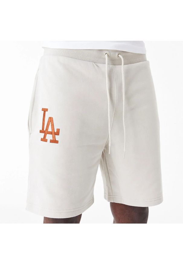 New Era - Szorty Los Angeles Dodgers League Essential. Kolor: biały. Długość: krótkie. Wzór: haft. Sezon: lato