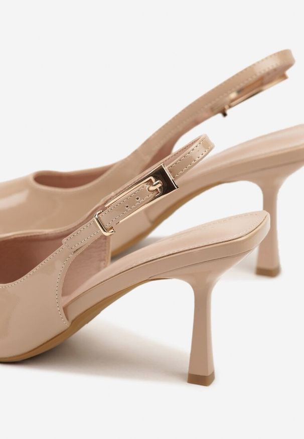 Renee - Ciemnobeżowe Sandały Lakierowane na Szpilce Vices Typu Slingback Tilazea. Zapięcie: sprzączka. Kolor: beżowy. Materiał: lakier. Obcas: na szpilce. Styl: wizytowy, elegancki