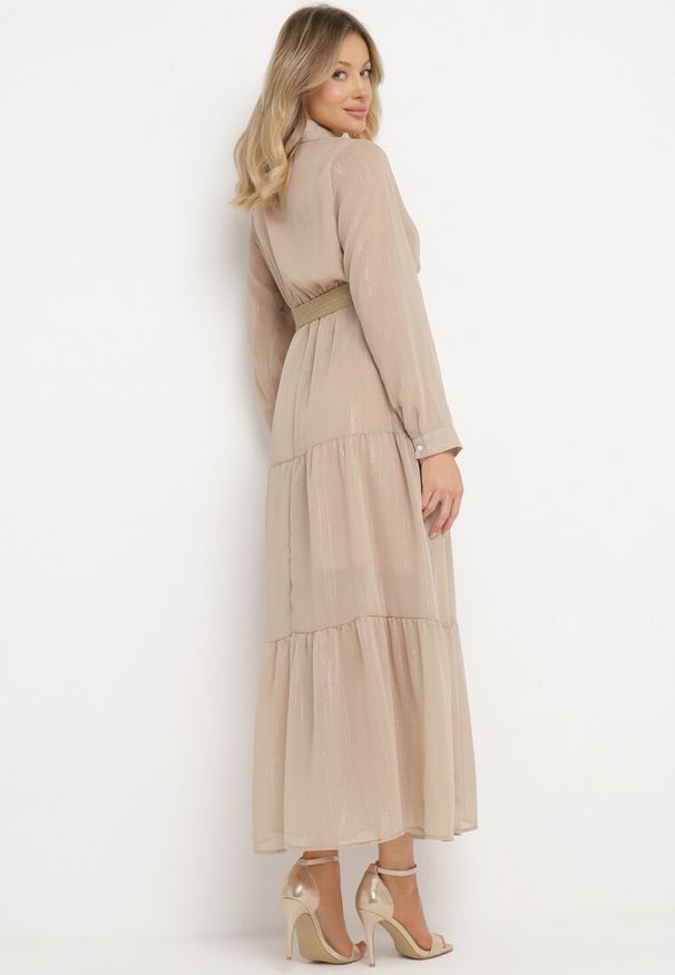 Born2be - Beżowa Sukienka z Kopertowym Dekoltem i Plecionym Paskiem Dirmi. Kolor: beżowy. Materiał: materiał. Typ sukienki: kopertowe