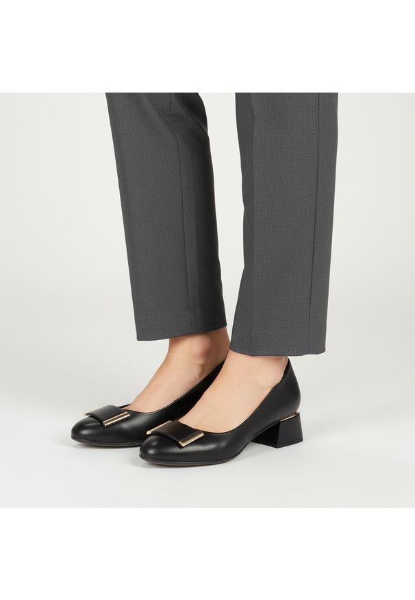 Czółenka damskie Armodo, cholewka skóra naturalna gładka klasyczny fason stabilny obcas metalowa ozdoba z przodu jednolita forma miękkie wykończenie. Okazja: na co dzień, na spotkanie biznesowe. Kolor: czarny. Materiał: skóra. Szerokość cholewki: normalna. Wzór: gładki, jednolity, aplikacja. Obcas: na obcasie. Styl: klasyczny. Wysokość obcasa: średni