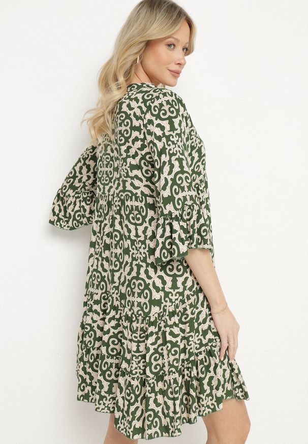 Born2be - Zielona Sukienka Rozkloszowana z Bawełny w Etniczny Wzór Zalista. Okazja: na co dzień. Kolor: zielony. Materiał: bawełna. Typ sukienki: rozkloszowane. Styl: boho, casual