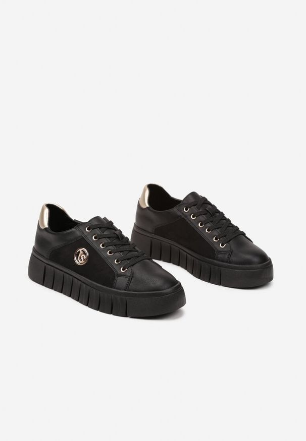 Born2be - Czarno-Złote Sneakersy Vices na Grubej Tłoczonej Podeszwie ze Sznurowaniem i Metaliczną Ozdobą Ulfedi. Okazja: na co dzień. Kolor: czarny. Materiał: jeans, satyna. Wzór: aplikacja