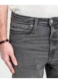 Lee - MĘSKIE SPODNIE JEANSOWE LEE AUSTIN DARK SMOKE 112355803. Okazja: na co dzień. Styl: elegancki, klasyczny, casual #5