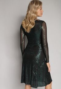 Born2be - Ciemnozielona Rozkloszowana Sukienka Midi w Cekiny Ocorna. Kolor: zielony. Typ sukienki: kopertowe. Długość: midi #4