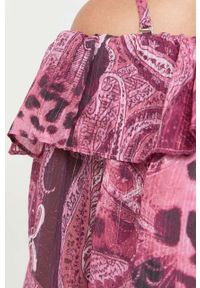 Guess bluzka damska kolor różowy wzorzysta. Okazja: na co dzień. Typ kołnierza: dekolt hiszpanka. Kolor: różowy. Materiał: tkanina. Długość rękawa: na ramiączkach. Styl: casual #2