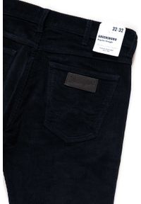 Wrangler - WRANGLER SPODNIE MĘSKIE GREENSBORO DARK NAVY W15QA2XAE. Materiał: sztruks #6