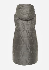 Born2be - Zielona Pikowana Kamizelka o Długim Kroju z Nieodpinanym Kapturem i Aplikacją Koretes. Okazja: na co dzień. Kolor: zielony. Materiał: prążkowany, poliester. Długość: długie. Wzór: aplikacja. Styl: casual #7