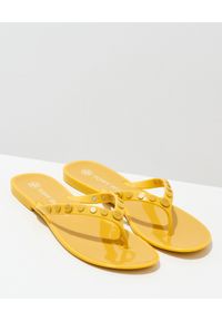 Tory Burch - TORY BURCH - Żółte japonki Studded Jelly Flip Flop. Kolor: żółty. Materiał: materiał. Wzór: aplikacja, paski #4