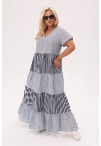 Moda Size Plus Iwanek - Letnia sukienka w paski Moya MAXI z falbankami - lekka, wygodna i stylowa PLUS SIZE XXL OVERSIZE. Typ kołnierza: kołnierz z falbankami. Kolekcja: plus size. Wzór: paski. Typ sukienki: oversize, dla puszystych. Materiał: jeans, tkanina, materiał, bawełna. Długość rękawa: krótki rękaw. Sezon: lato. Styl: elegancki. Długość: maxi