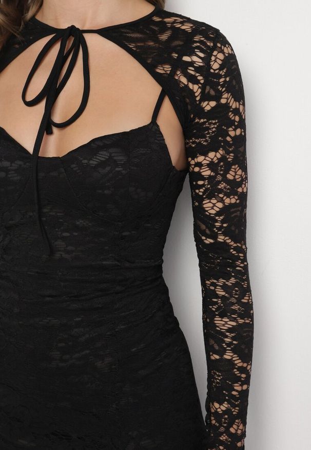 Born2be - Czarna Koronkowa Sukienka o Rozkloszowanym Kroju z Wiązanym Bolerkiem Gonneth. Okazja: na wesele, na ślub cywilny. Typ kołnierza: dekolt w kształcie V. Kolor: czarny. Materiał: koronka. Długość rękawa: na ramiączkach. Typ sukienki: rozkloszowane