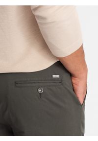 Ombre Clothing - Jednolite męskie spodnie chino SLIM FIT – khaki V3 - Rozmiar: M. Okazja: do pracy. Kolor: brązowy. Materiał: bawełna, elastan, poliester, materiał. Wzór: jednolity. Styl: klasyczny, elegancki