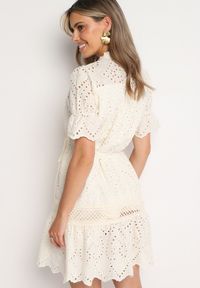 Born2be - Jasnobeżowa Bawełniana Ażurowa Sukienka w Stylu Boho z Falbanką i Paskiem Nelisse. Okazja: na co dzień. Typ kołnierza: kołnierz z falbankami. Kolor: beżowy. Materiał: bawełna. Wzór: ażurowy. Sezon: lato, wiosna. Styl: boho #4