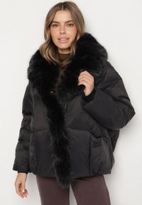 Born2be - Czarna Zimowa Kurtka Pikowana z Futrzanym Kołnierzem i Wysokimi Ściągaczami Tilastra. Okazja: na spotkanie biznesowe, do pracy, na co dzień. Kolor: czarny. Materiał: futro. Długość: krótkie. Sezon: zima. Styl: casual, biznesowy #1