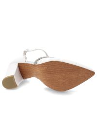 Czółenka damskie Marco Tozzi, ze skóry naturalnej na stabilnym słupku zapewniającym wygodę z paskiem wokół kostki poprawiającym dopasowanie i stabiln. Zapięcie: pasek. Kolor: biały. Materiał: skóra. Obcas: na słupku #3