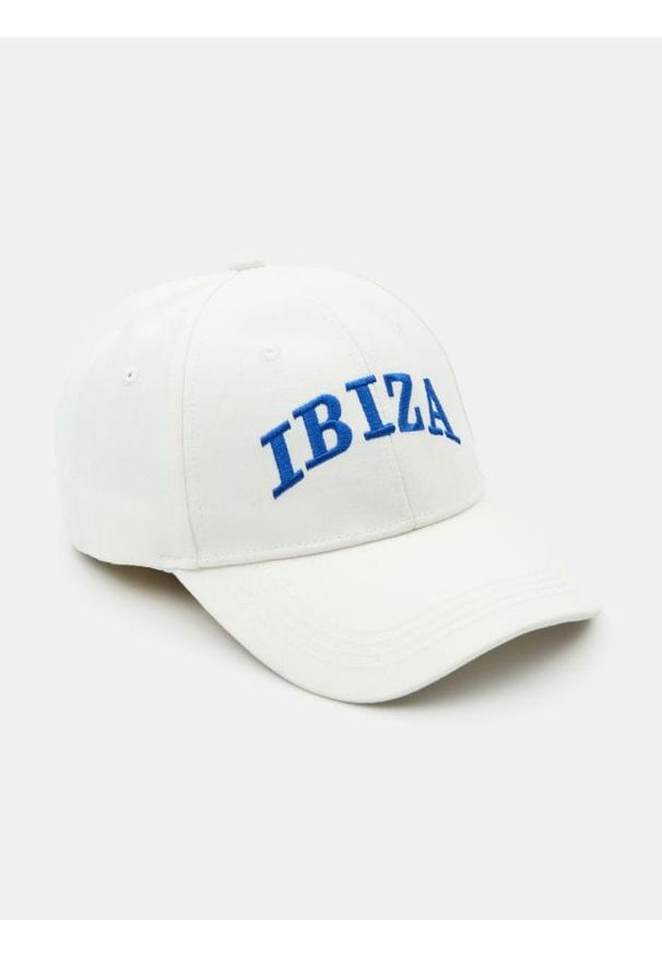 Sinsay - Czapka z daszkiem z haftowanym napisem Ibiza - biały. Kolor: biały. Wzór: napisy, haft