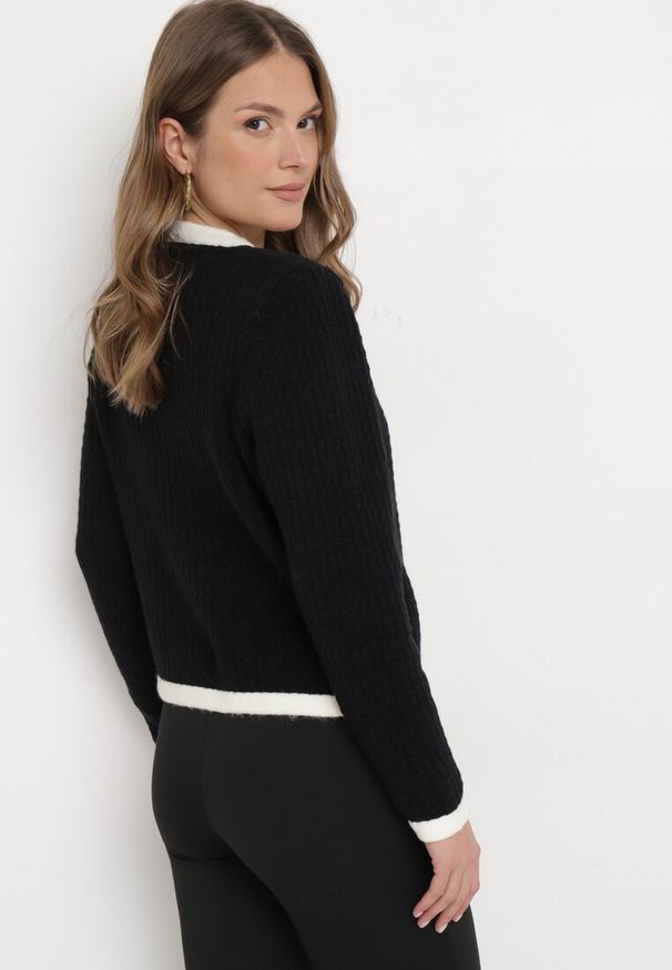 Born2be - Czarny Kardigan z Wiskozy z Ozdobnymi Guzikami i Lamówkami Arinol. Kolor: czarny. Materiał: wiskoza. Wzór: aplikacja. Styl: vintage