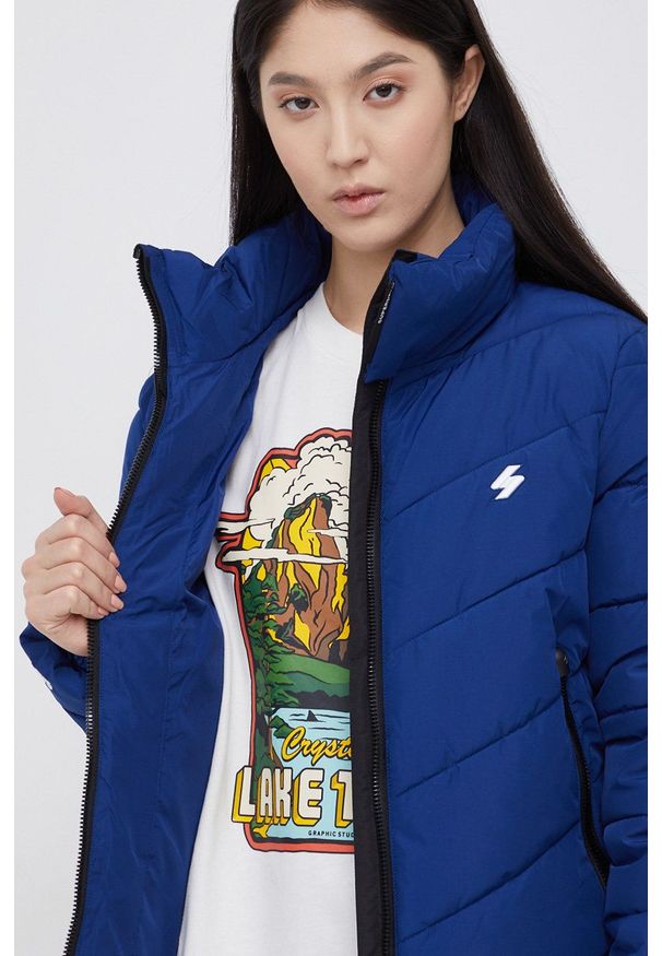 Superdry Kurtka damska kolor granatowy zimowa. Okazja: na co dzień. Kolor: niebieski. Materiał: materiał, poliester. Wzór: gładki. Sezon: zima. Styl: casual
