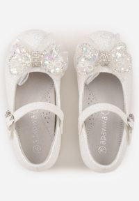 Born2be - Białe Balerinki z Paskiem i Skórzaną Wkładką Zdobione Kokardą z Cyrkoniami Larailee. Okazja: na co dzień, na uczelnię, na spacer. Zapięcie: pasek. Kolor: biały. Materiał: skóra. Wzór: aplikacja. Styl: casual, elegancki #4