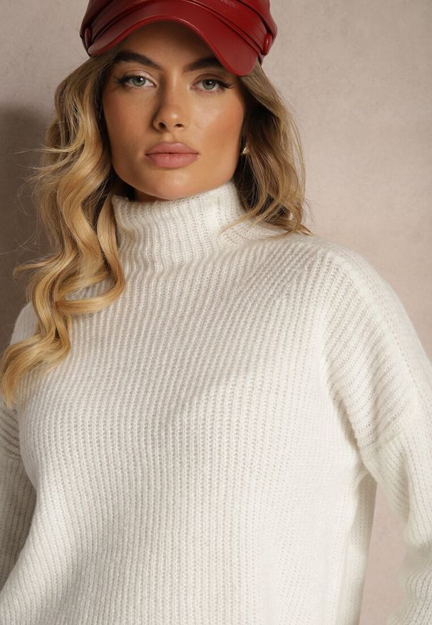 Renee - Jasnobeżowy Golf z Elastycznej Dzianiny Cuzze. Typ kołnierza: golf. Kolor: beżowy. Materiał: dzianina. Długość rękawa: długi rękaw. Długość: długie. Styl: klasyczny