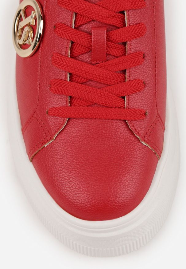 Born2be - Czerwone Sneakersy Vices na Grubej Tłoczonej Podeszwie z Paskiem na Pięcie i Metaliczną Ozdobą Zenfedi. Okazja: na co dzień. Zapięcie: pasek. Kolor: czerwony. Materiał: jeans. Szerokość cholewki: normalna. Wzór: aplikacja