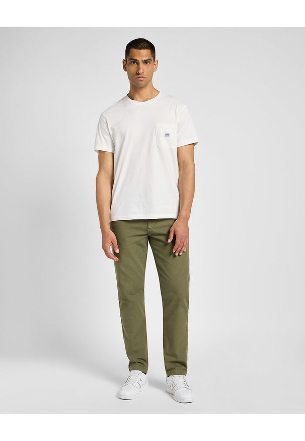 Lee - LEE MĘSKIE SPODNIE MATERIAŁOWE RELAXED WORKWEAR CHINO MERCANTIL GREEN 112355786 L78K008526. Okazja: na co dzień. Materiał: materiał. Sezon: jesień, lato. Styl: klasyczny, casual