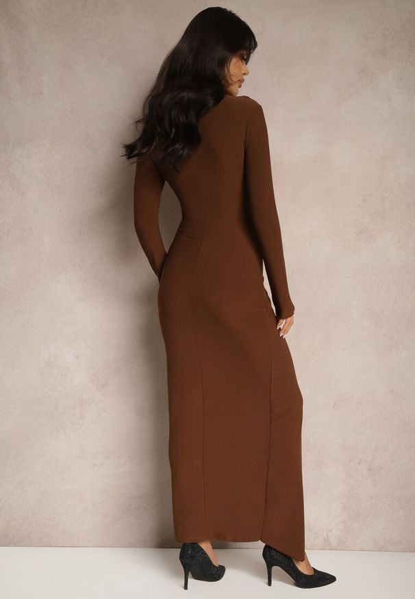 Renee - Brązowa Koktajlowa Sukienka Półgolf Ozdobiona Marszczeniami Emivelleth. Okazja: na spotkanie biznesowe. Kolor: brązowy. Długość rękawa: długi rękaw. Wzór: aplikacja. Typ sukienki: dopasowane. Styl: wizytowy