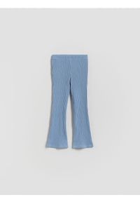 Reserved - Prążkowane spodnie flare - niebieski. Kolor: niebieski. Materiał: prążkowany