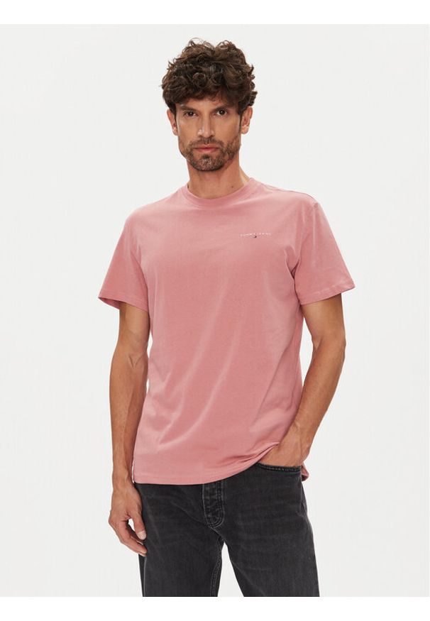 Tommy Jeans T-Shirt Linear Chest DM0DM21780 Różowy Slim Fit. Kolor: różowy. Materiał: bawełna