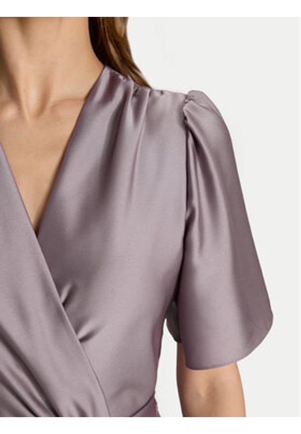 Swing Sukienka koktajlowa 5AJ04000 Fioletowy Regular Fit. Kolor: fioletowy. Materiał: syntetyk, satyna. Styl: wizytowy