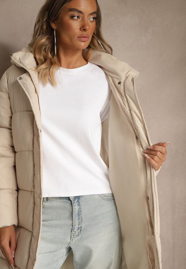 Renee - Jasnobeżowa Kurtka o Długim Kroju z Kapturem Ozdobiona Pikowaniem Aforriva. Okazja: na co dzień. Typ kołnierza: kaptur. Kolor: beżowy. Materiał: jeans. Długość: długie. Wzór: aplikacja. Styl: klasyczny, casual