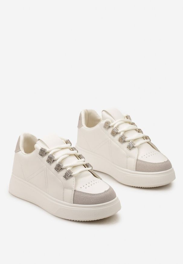 Born2be - Beżowe Sneakersy z Imitacji Skóry z Grubymi Sznurówkami i Cyrkoniami Drinthia. Okazja: na co dzień. Zapięcie: sznurówki. Kolor: beżowy. Materiał: skóra. Sezon: lato, wiosna