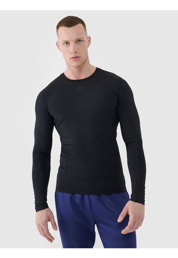 4f - Longsleeve treningowy szybkoschnący męski - czarny. Kolor: czarny. Materiał: syntetyk, materiał, elastan, włókno, dzianina. Długość rękawa: długi rękaw. Długość: długie. Wzór: jednolity, gładki, ze splotem. Styl: sportowy, klasyczny