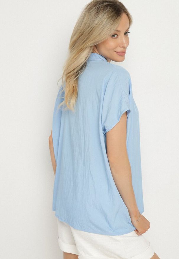 Born2be - Jasnoniebieska Nietoperzowa Bluzka Oversize z Wiskozą z Dekoltem w Serek Davilisa. Typ kołnierza: dekolt w serek. Kolor: niebieski. Materiał: wiskoza. Wzór: aplikacja. Styl: elegancki, klasyczny