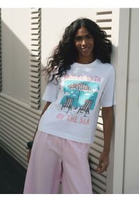 Reserved - Bawełniany t-shirt z nadrukiem - złamana biel. Materiał: bawełna. Wzór: nadruk #1