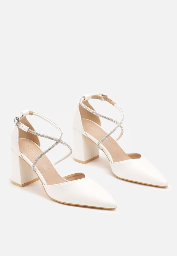 Born2be - Białe Czółenka Vices Ozdobione Cyrkoniami ze Skórzaną Wkładką Resigala. Okazja: na co dzień. Zapięcie: pasek. Kolor: biały. Wzór: aplikacja. Materiał: skóra. Sezon: wiosna, lato. Obcas: na obcasie. Styl: wizytowy, klasyczny, casual. Wysokość obcasa: średni