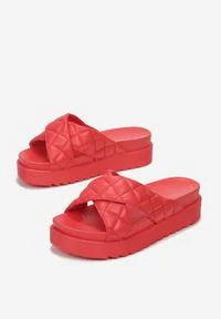 Born2be - Czerwone Klapki Dananassa. Nosek buta: okrągły. Kolor: czerwony. Materiał: guma. Wzór: paski, aplikacja. Obcas: na platformie #2