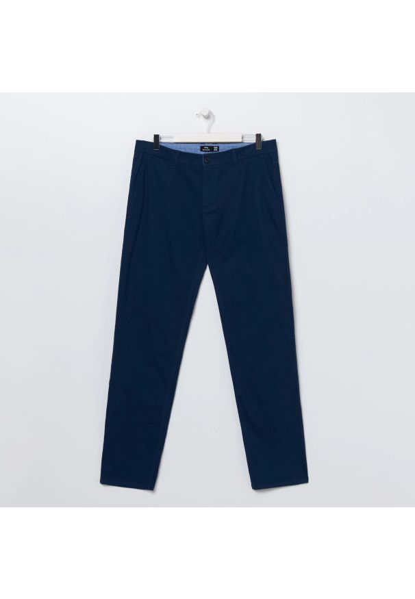 Sinsay - Spodnie chino - Granatowy. Kolor: niebieski
