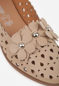 Born2be - Beżowe Ażurowe Półbuty w Stylu Mokasynów ze Skóry Naturalnej z Kwiatami 3D Uriloria. Okazja: na co dzień, do pracy. Kolor: beżowy. Materiał: skóra. Szerokość cholewki: normalna. Wzór: ażurowy, kwiaty. Sezon: wiosna, lato. Styl: casual, klasyczny, elegancki #7