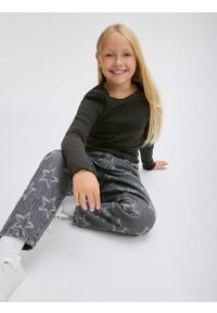 Reserved - Jeansy baggy w gwiazdki - szary. Kolor: szary #1