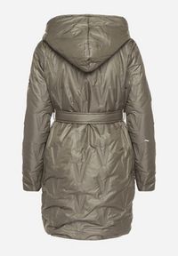 Born2be - Zielona Kurtka z Pikowanymi Przeszyciami Kapturem i Wiązanym Paskiem Erlexie. Okazja: na spotkanie biznesowe, na co dzień, na spacer, do pracy. Kolor: zielony. Materiał: dzianina, jeans. Styl: biznesowy, casual, klasyczny #2